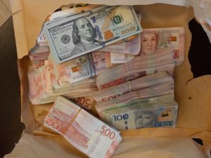 Митничари откриха недекларирани шведски крони, евро и долари