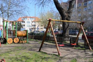 Подменят се счупени люлки на детски площадки във Видин