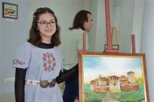 Ученичка от Видин представя благотворителна изложба с картини (Снимки)