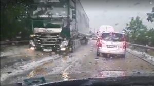 Проливен дъжд и градушка спряха за момент движението по пътя Видин – София (Видео)